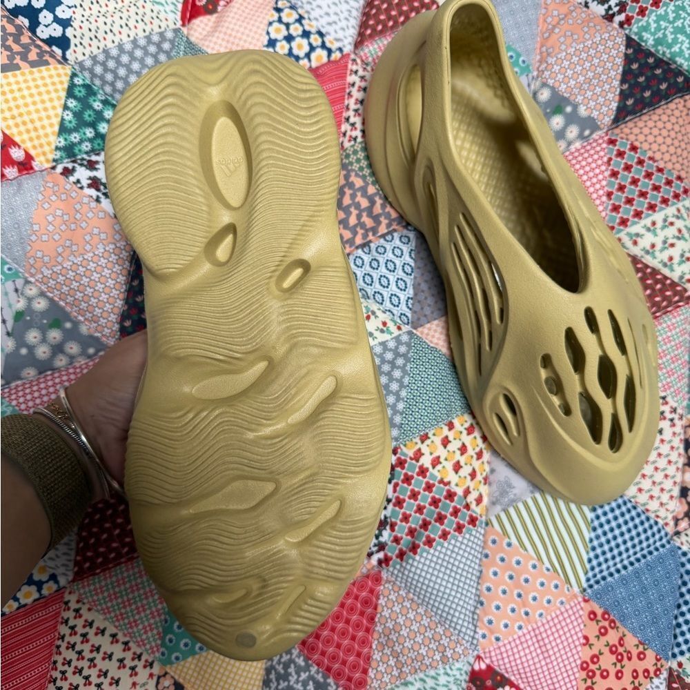 Stylish Beige Slip-On Shoes Yeezy Foam Runner size 9 women - Picture 3 of 9